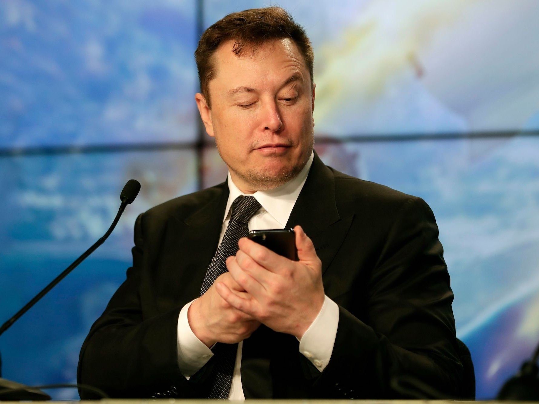 Elon Musk oferece 43 bi USD por 100% do twitter