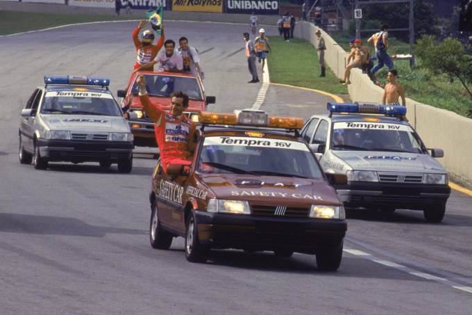 Ayrton Senna no Safety Car comemorando a vitoria no GP Brasil de F1. Copia