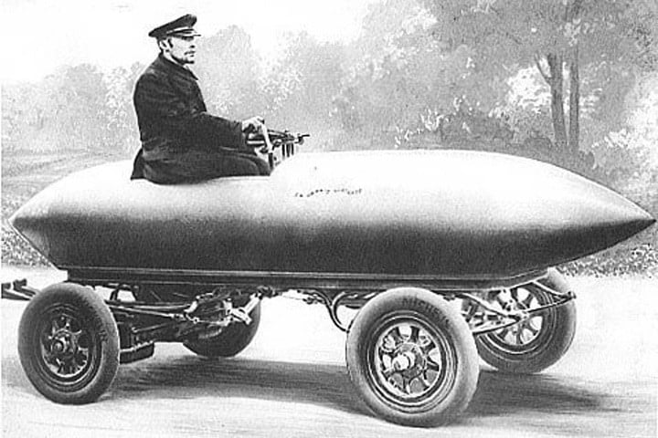 Em 1899, o Jamais Contente foi o primeiro carro na história a alcançar a marca de 100 kmh, pilotado pelo belga Camille Jenatzky