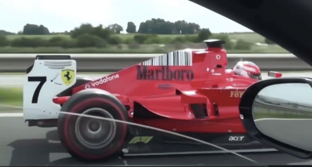 Carro da Fórmula 2 flagrado acelerando em rodovia