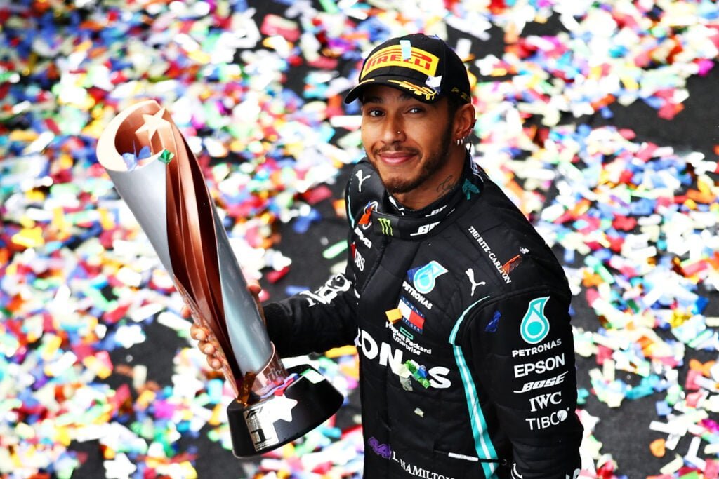 Lewis Hamilton é produtor do “melhor filme de corrida que já existiu”. - Foto: Internet