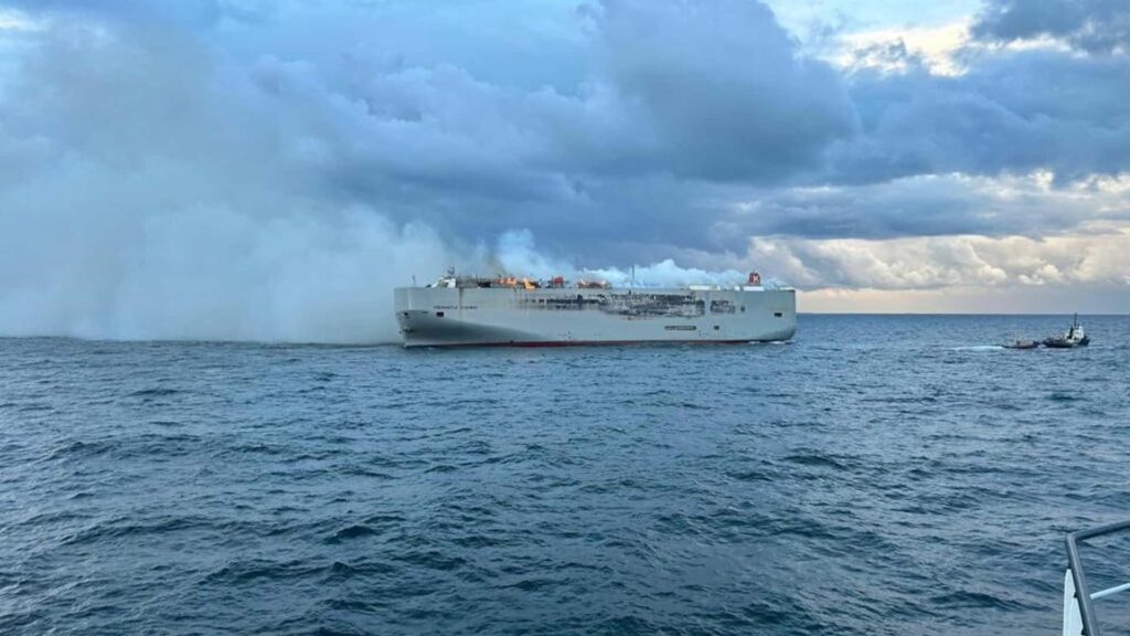 Incêndio em navio queima 3000 carros - Foto: Kustwacht Nederland
