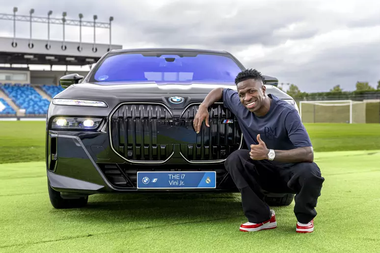 Vinicius Jr e colegas do Real Madrid ganham carros da BMW