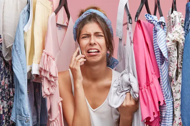 3 melhores maneiras de tirar manchas de desodorante das roupas brancas e coloridas